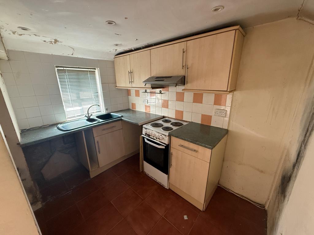 Lot: 98 - FREEHOLD CONVENIENCE STORE INVESTMENT AND VACANT SEVEN-BEDROOM HOUSE FOR REFURBISHMENT - Room